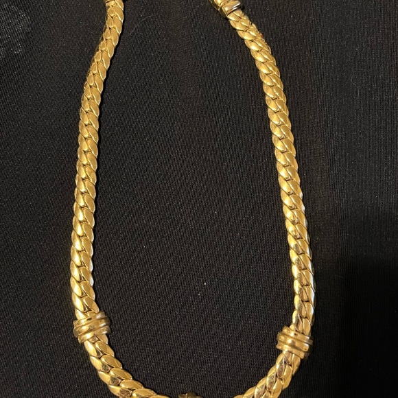Elegant Gold-Tone Necklace - Picture 1 of 3
